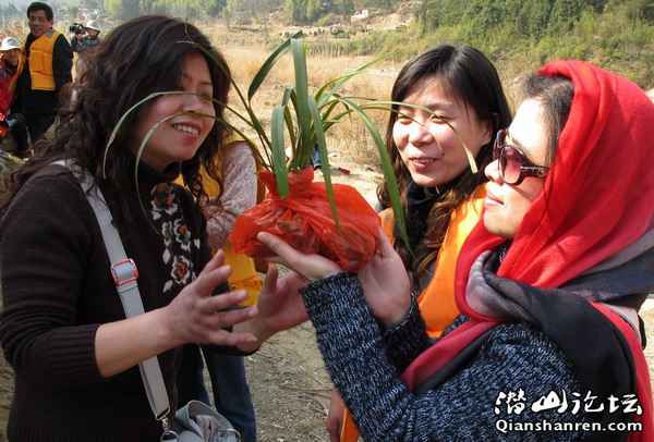 安庆潜山:三八女子春游团,闹热天柱半边天 (新