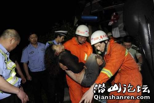 浙江高速公路一大客车冲出护栏 已造成8死37伤