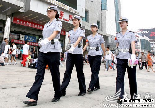 四川一城管队长夜约女下属在宾馆开房 谈工作